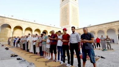 Photo of عودة التونسيين إلى المساجد والمقاهي بعد الخروج من العزل التام