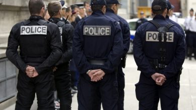 Photo of الشرطة الفرنسية: إصابة رجل دين مسيحي بالرصاص في ليون