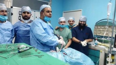 Photo of بروفسور جزائري يجري أكثر من 80 عملية جراحية مجانية خلال 24 سا