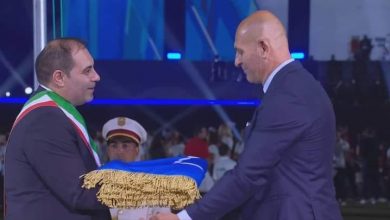 Photo of رئيس بلدية تارانتو الإيطالية يتسلم علم ألعاب البحر الأبيض المتوسط