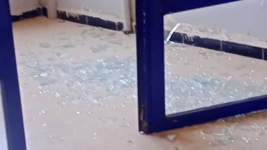 Photo of وهران: مير مرسى الحجاج يقوم  بتكسير زجاج المكاتب وأبواب مقر البلدية