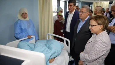 Photo of وزير الداخلية يزور ضحايا الحرائق بمستشفى الحروق الكبرى بزرالدة