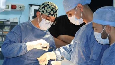 Photo of مستشفى 1 نوفمبر بوهران يجري أول عملية دقيقة بدون جهاز أكسجنة الاغشية خارج الجسم