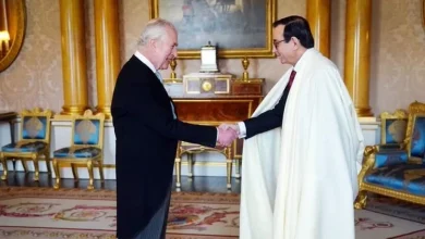 Photo of ملك بريطانيا يستقبل سفير الجزائر الجديد بالبرنوس الجزائري