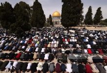 Photo of 125 ألف فلسطيني يؤدون صلاة الجمعة الثالثة من شهر رمضان في المسجد الأقصى المبارك