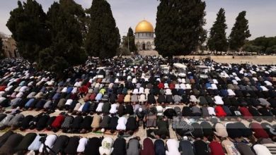 Photo of 125 ألف فلسطيني يؤدون صلاة الجمعة الثالثة من شهر رمضان في المسجد الأقصى المبارك