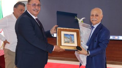 Photo of مستشفى 1 نوفمبر بوهران يكرّم البروفيسور بوبكر محمد على هامش أشغال ورشة العمل التكوينية تحت عنوان جراحة مناظير البطن المتقدمة‎